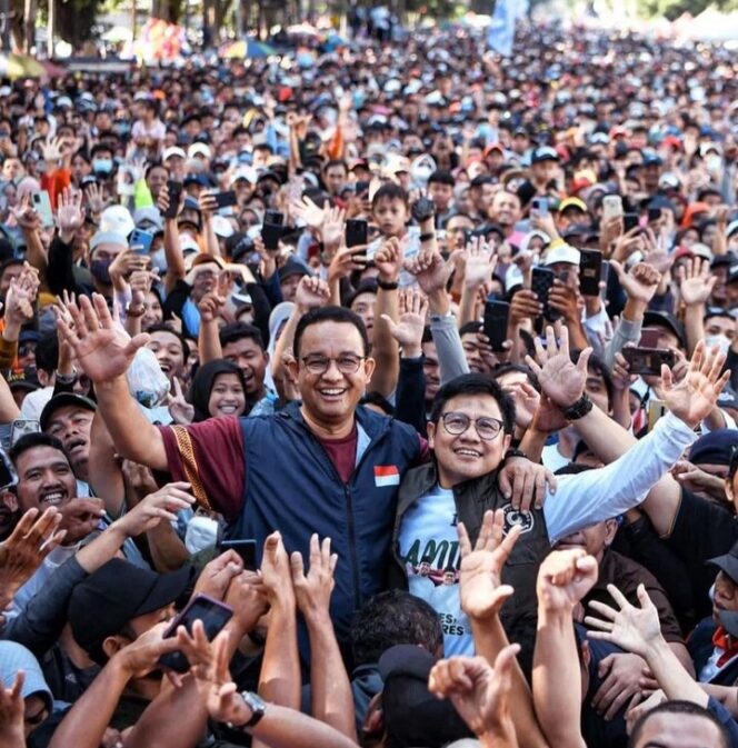 
					Anies-Muhaimin saat berfoto bersama dengan para pendukungnya. (Foto: Ig @cakiminow)