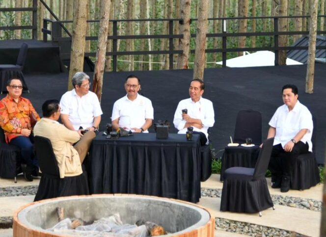 
					Saat presiden Jokowi duduk bareng dengan Erick Thohir dan beberapa tokoh di IKN. (Foto: Ig @jokowi)