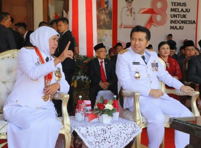 
					Khofifah Indar parawansa dan emil dardak saat menghadiri acara upacara. (Foto: ig @emildardak)