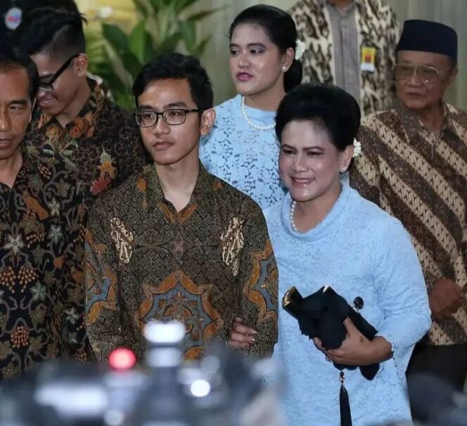 
					Genggaman seorang ibu terhadap anak-anaknya. (Foto: Ig @irianajokowi)