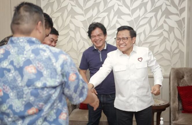 
					Muhaimin Iskandar saat berjabat tangan. (Foto: Ig @cakiminow)