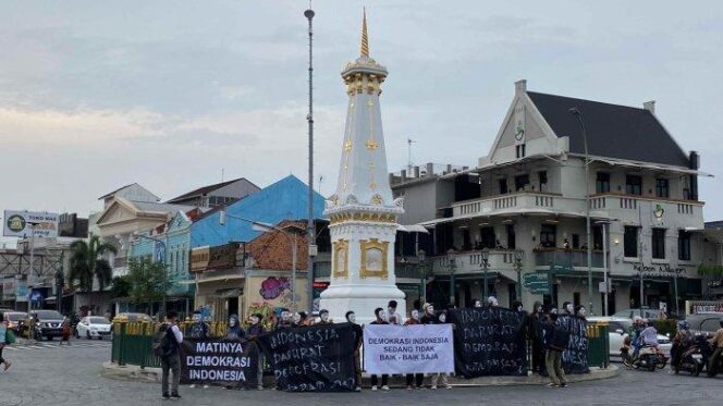 
					Puluhan anak muda yang tergabung dalam wadah Mahasiswa Peduli Demokrasi menggelar aksi diam di Tugu Pal Putih.
