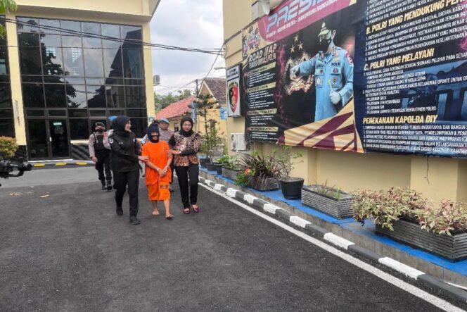 
					Tersangka I, pelaku pembunuh dan pembuang bayi di sebuah bengkel di Kalurahan Semanu, Semanu digelandang ke Mapolres Gunungkidul. Selasa (7/11/2023). (Foto/Harianjogja)