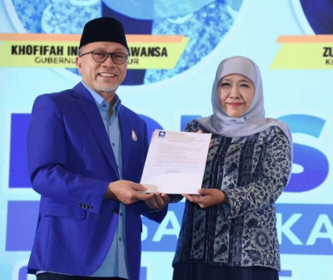 
					Zulkifli Hasan Saat foto bersama dengan Khofifah Indar Parawansa. (Foto: Ig @khofifah.ip)