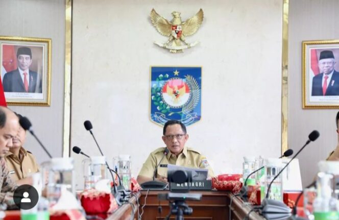 
					Kemendagri Saat melakukan rapat di kantor. (Foto: Ig @titokarnavian)