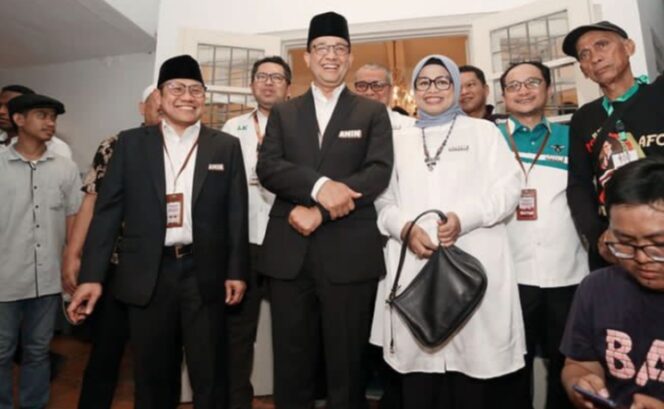 
					Anies-Muhaimin saat foto bersama saat debat capres. (Foto: Ig @cakiminow)