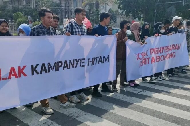 
					Puluhan Mahasiswa di Probolinggo menolak Hoax dan Kampanye gelap pada Pemilu 2024. (Foto: Istimewa)