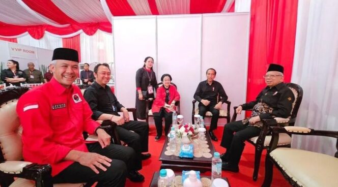 
					Megawati dan Presiden Jokowi saat bertemu. (Foto: Ig @presidenmegawati)