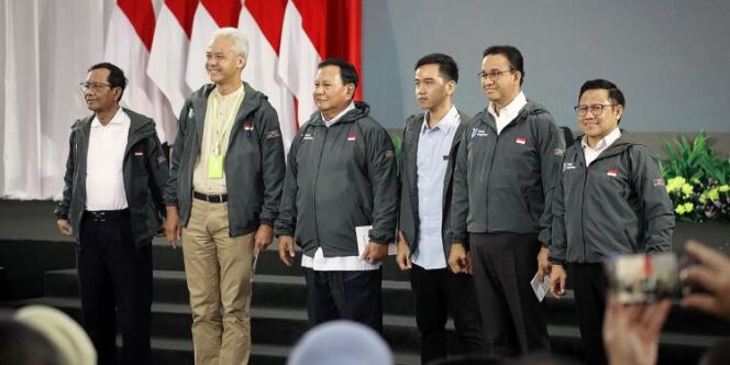 
					Pasangan capres-cawapres Pilpres 2024 saat berfoto bersama pada acara PAKU Integritas KPK. (Foto: Instagram@cakiminnow)