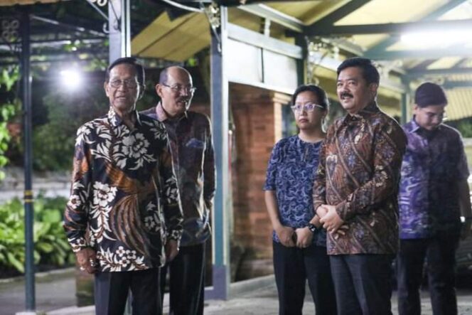 
					Menteri Koordinator Bidang Politik, Hukum dan Keamanan (Menko Polhukam) Hadi Tjahjanto saat mengunjungi kediaman Sri Sultan Hamengkubuwono X di Keraton Yogyakarta, Jumat (23/02/2024). Foto. Ig@menkopolhukam