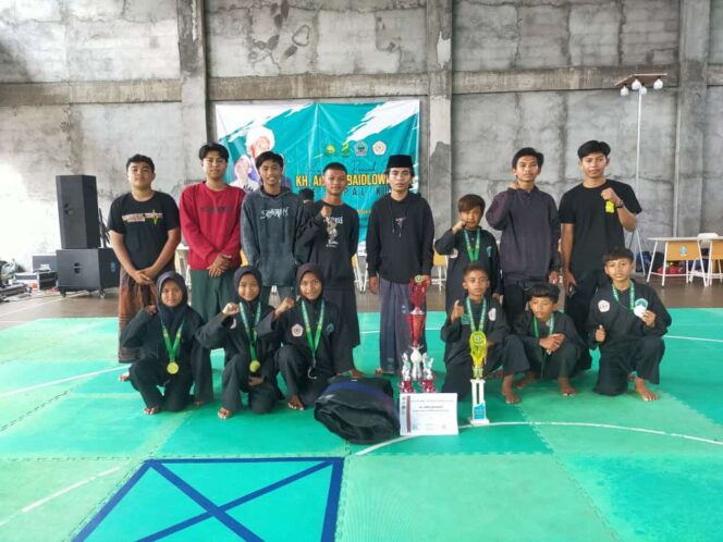 
					Santri PP Karomatul Aminah saat foto bersama usai menang kejuaraan pencak silat. (Foto; SRI)