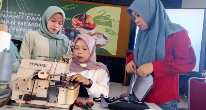 
					Lacor Family mengadakan pelatihan menjahit bersama warga masyarakat se-Kecamatan Maron Kabupaten Probolinggo, Minggu (25/02/2024).(Foto: Suararakyatindo.com)