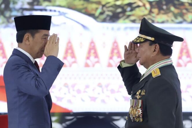 
					Presiden Joko Widodo memberikan kenaikan pangkat istimewa kepada Menteri Pertahanan (Menhan) Prabowo Subianto. Foto: Instagram@prabowo