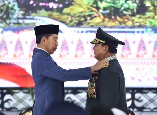 
					Prabowo Subianto dianugerahi pangkat bintang empat Jenderal Kehormatan (Hor) oleh Presiden Jokowi. (Foto: BPMI Setpres)
