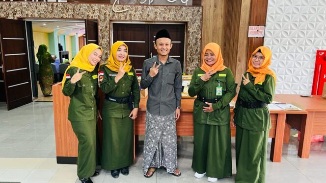 
					Kaisar Abu Hanifah (tengah) saat bersama sejumlah pendukung beberapa waktu lalu. (Foto/Kirwan)