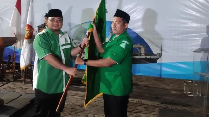 
					Penyerahan pataka organisasi dari Yaqut Cholil Qoumas kepada Ketum GP Ansor terpilih Addin Jauharudin, Sabtu (3/2/2024). (Foto: NU ONLINE)