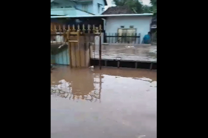 
					Banjir terjang 2 Desa di Kecamatan Dringu Kabupaten Probolinggo.