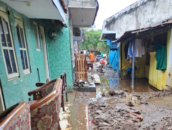 
					Kondisi rumah warga yang terdampak banjir di Kecamatan Dringu Kabupaten Probolinggo. (Foto: Ist/Suararakyatindocom)