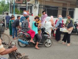 Ramadhan Berkah, Relawan Mas Arif Zona Barat Bagi-bagi Takjil Gratis
