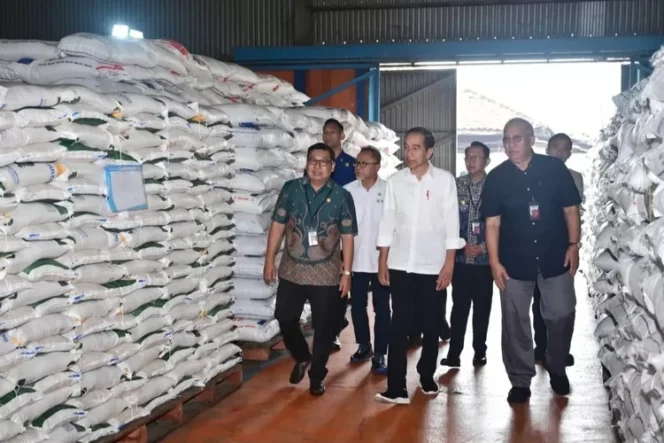 
					Presiden Jokowi memastikan ketersediaan beras di Gudang Bulog Cipitung. (Foto: Instagram@jokowi)