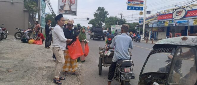 
					Relawan Mas Arif saat bagi-bagi takjil di simpang 3 Paiton. (Foto: SRI)