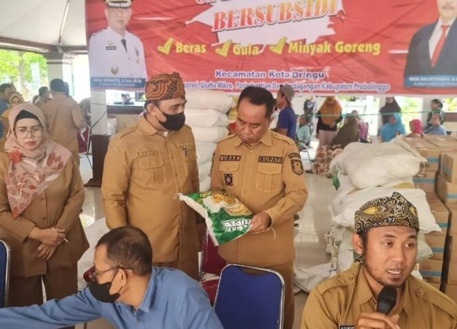 
					Pj Bupati Probolinggo Ugas Irwanto memantau langsung operasi pasar murah Ramadhan 1445 Hijriyah didampingi Ketua DKUPP Kabupaten Probolinggo Taufik Alimi. (Foto: Pemkab Probolinggo)