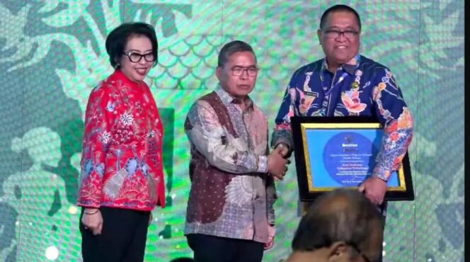 
					Asisten Perekonomian dan Pembangunan Sekretaris Daerah (Sekda) Kabupaten Probolinggo Ahmad Hasyim Ashari mewakili Pj Bupati Probolinggo Ugas Irwanto menerima Penghargaan Sertifikat Adipura 2023 dari Wakil Kementerian Lingkungan Hidup dan Kehutanan (LHK) RI Alue Dohong di Jakarta. (Foto: Pemkab Probolinggo)