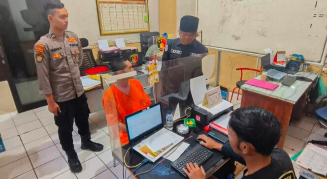 
					Salah satu pelaku penyiraman air cabai kepada sopir taxi online ketika diminta keterangan oleh petugas Polres Probolinggo Kota. (Sumber Foto: Polres Probolinggo Kota)