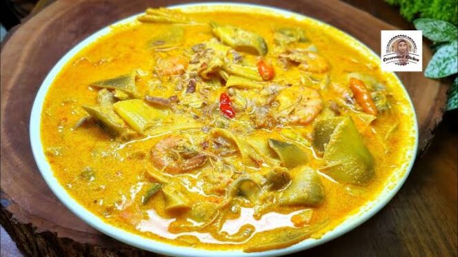 
					Sayur jantung pisang kuah santan. (Foto: Screenshot YouTube Ceceromed Kitchen)