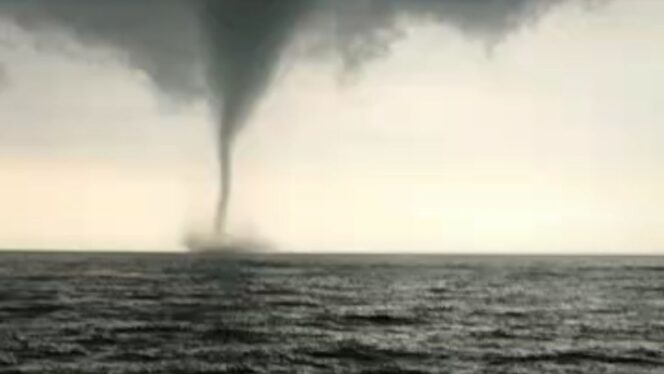 
					Angin tornado terjang perairan laut Utara di Paiton, Probolinggo. (Foto: Tangkap Layar Video Warga)
