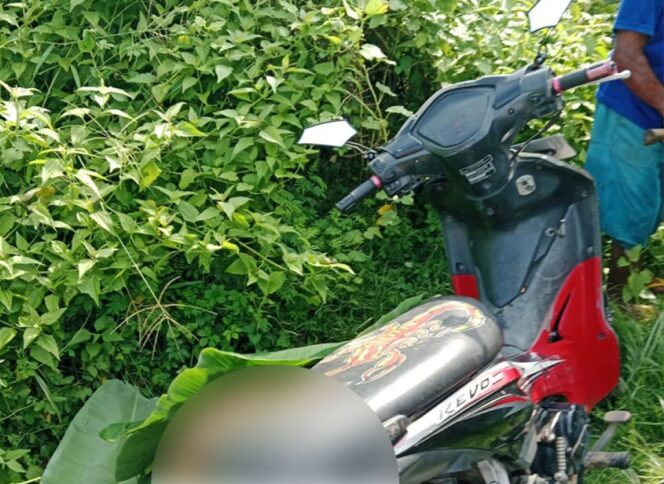 
					Mayat pria duduk membungkuk tak berbaju di pinggir kuburan Selogudik, Kecamatan Pajarakan, Kabupaten Probolinggo, Minggu (3/2/2024). (Foto: Amatir Warga)