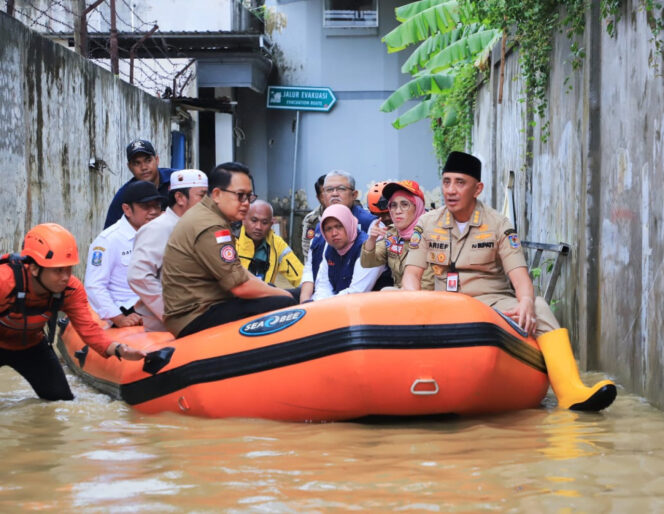 
					Penjabat (Pj) Gubernur Jawa Timur Andy Karyono saat meninjau lokasi Banjir di Bangkalan. (Foto: Humas Pemprov Jawa Timur)