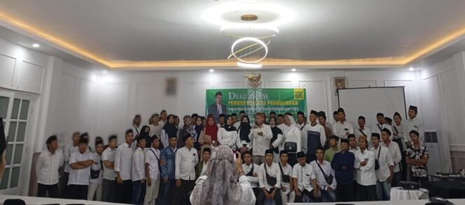 
					Pemuda Milenial Kabupaten Probolinggo saat deklarasi Zainal Arifin. (Foto: SRI)