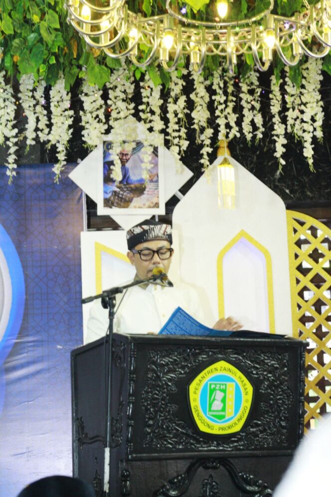 
					Gus Haris Saat Sambutan di acara Haul KH. Moh. Hasan Genggong. (Foto: Suararakyatindo Saat Tangkap Layar)