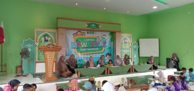 
					Peserta lomba mewarnai Logo Tanaszaha Genggong. (Foto: Istimewa)