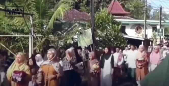 
					Masyarakat sholat idul Fitri lebih awal dari yang di tentukan oleh pemerintah. (Foto: Hasil Tangkapan video yang beredar)