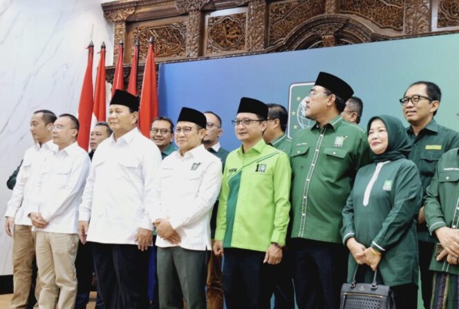 
					Muhaimin Iskandar foto bersama dengan Prabowo Subianto. (Foto: Dokumentasi DPP PKB)