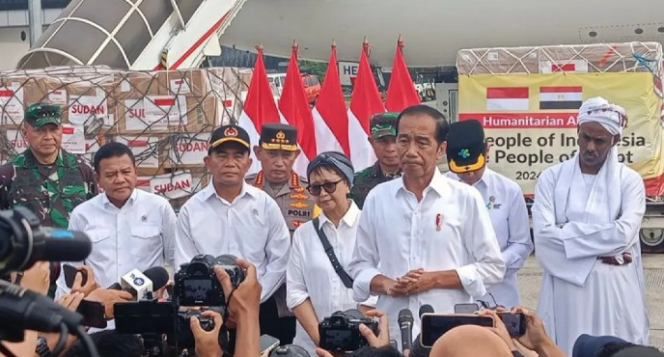 
					Presiden Joko Widodo melepas bantuan untuk Palestina dan Sudan di Pangkalan TNI AU Halim Perdanakusuma, Jakarta, Rabu (3/4/2024). (Foto: Antara)