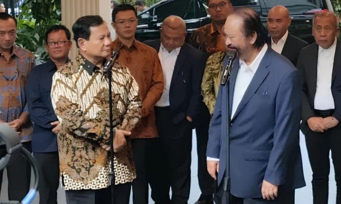 
					Presiden terpilih, Prabowo Subianto bertemu Ketua Umum Partai NasDem, Surya Paloh di kediamannya dikawasan Kartanegara IV, Kebayoran Baru, Jakarta Selatan, Kamis (25/4/2024). (Foto: Antara)