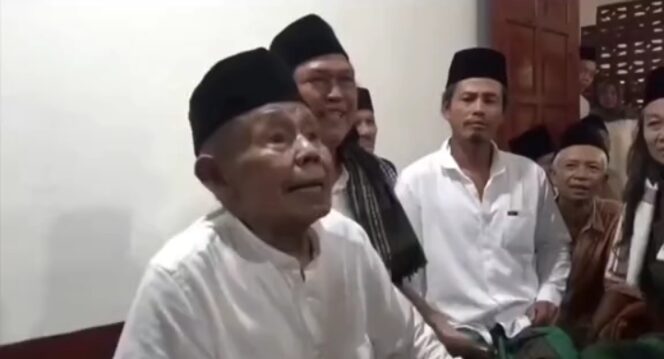 
					Imam Masjid Aolia Gunungkidul Yogyakarta, Kyai Haji Raden Ibnu Hajar Sholeh Pranolo atau Mbah Benu. (Foto: Tangkap Layar Video)