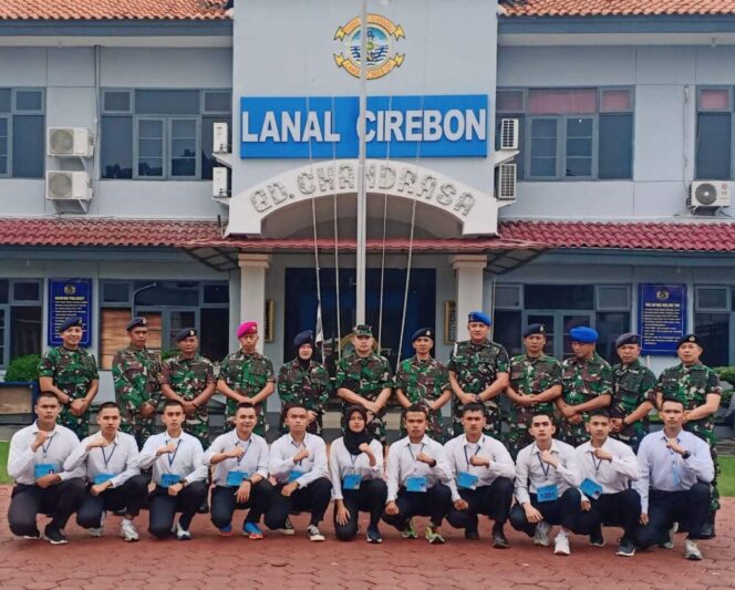 
					Saat foto bersama dengan teman letingnya. (Foto: SRI)