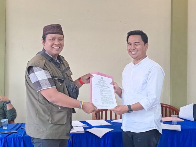 
					Zainal Arifin foto bersama saat memberikan SK. (Foto: SRI)