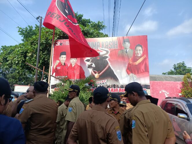 
					Ratusan Kepala dan Perangkat Desa mengantarkan Ketua Papdesi Probolinggo ke Kantor DPC PDI Perjuangan. (Foto: Istimewa)