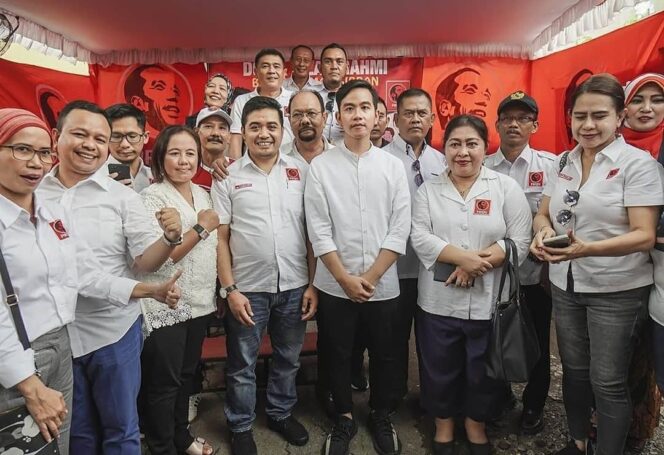 
					DPP Projo saat foto bersama dengan Gibran Rakabuming. (Foto: @dppprojo)
