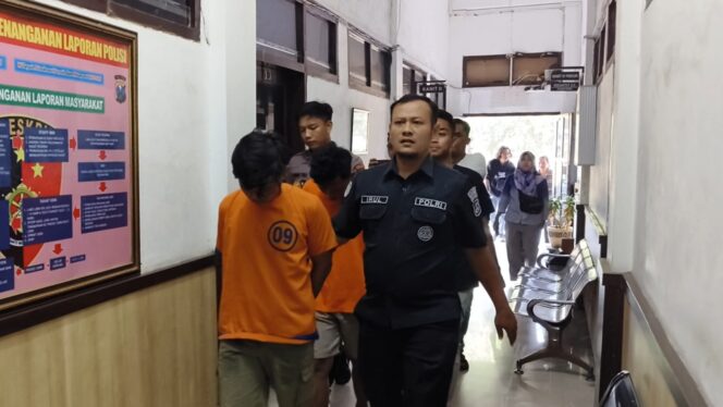 
					Satreskrim Polres Probolinggo Kota mengamankan tiga pelaku pemerkosaan anak SMP di Kota Probolinggo. (Foto: Humas Polres Probolinggo Kota)