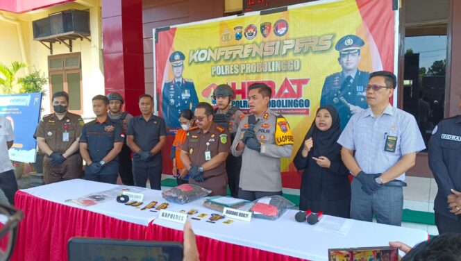 
					Satreskrim Polres Probolinggo saat jumpa pers terkait kasus penipuan yang bermodus sebagai Pegawai Kejaksaan Negeri Kraksaan, Rabu (26/6/2024). (Foto: Ist/SRI)
