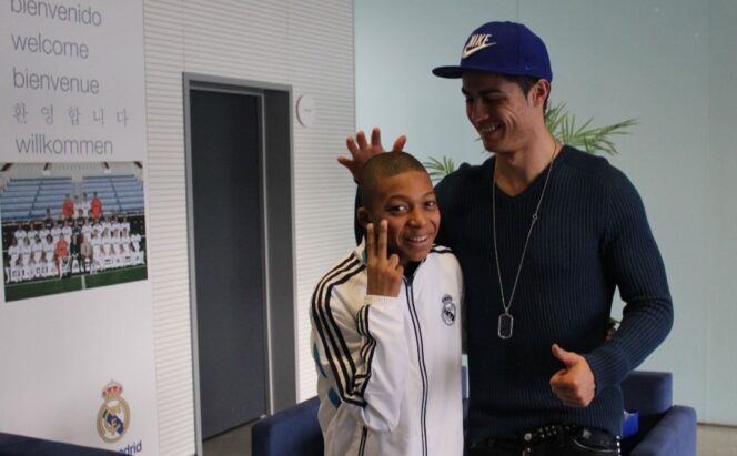 
					Mbappe kecil bersama mega bintang Cristiano Ronaldo. (Foto: Instagram/Mbappe)