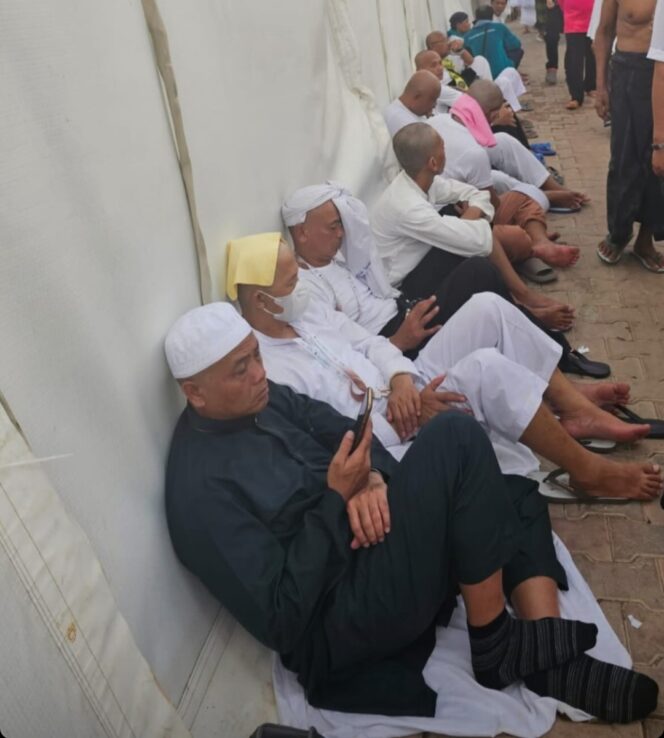 
					Jemaah haji saat tidur di jalan. (Foto: Ig @cakiminow)