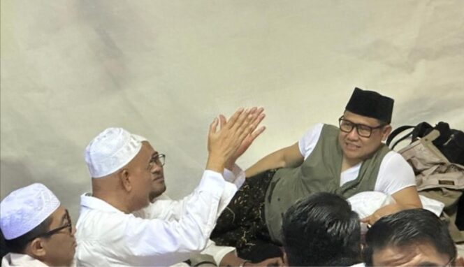 
					Muhaimin Iskandar saat berbincang-bincang dengan para jemaah haji. (Foto: IG @cakiminow)