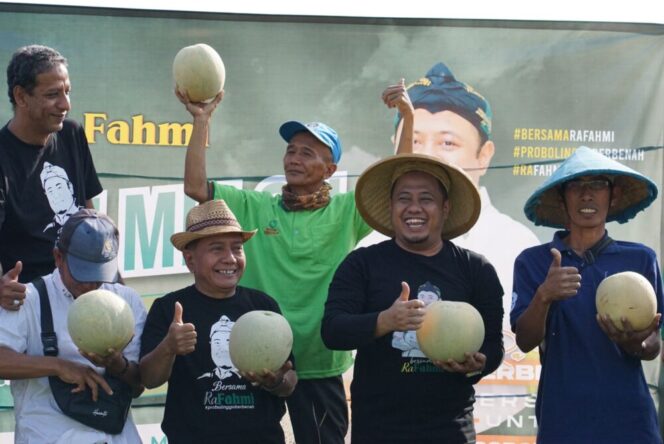 
					Ra Fahmi saat panen melon saat foto bersama dengan para petani di desa Tarukan. (Foto: SRI)